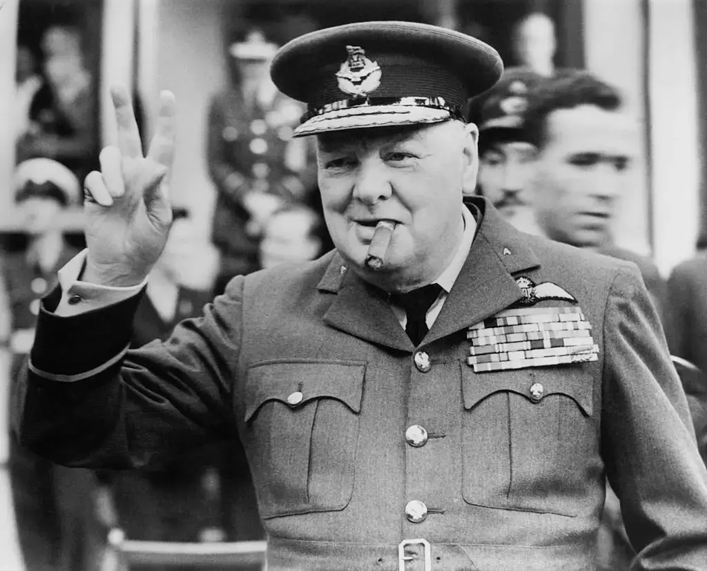 Winston Churchill e seu famoso sinal do "V", de vitória, em 1948. (Central Press/Hulton Archive/Getty Images)